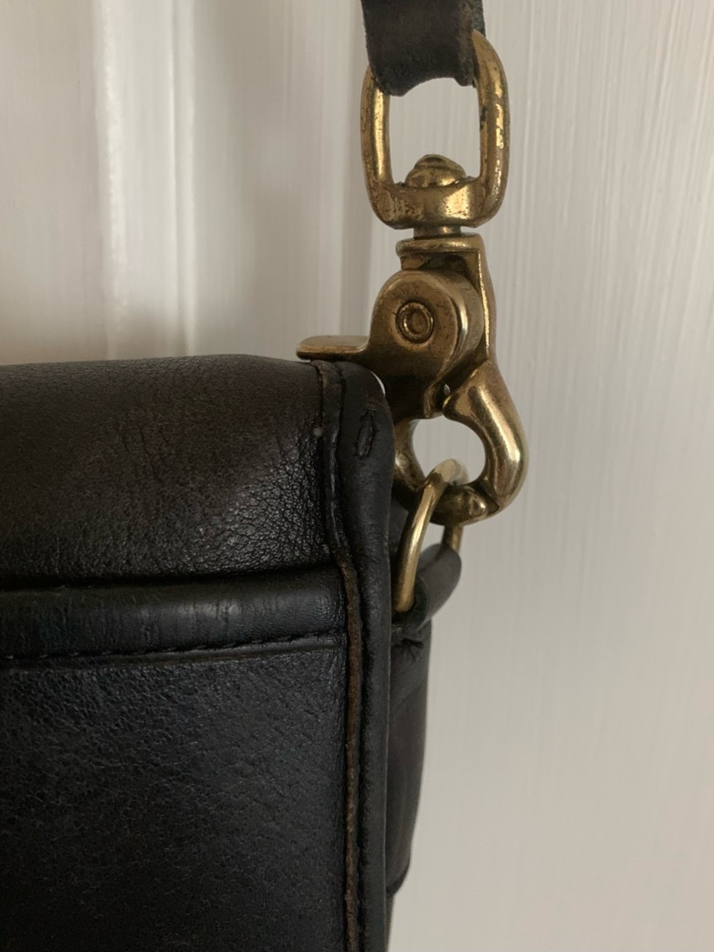 Vintage coach Black Leather Crossbody Bag with Turn-Lock Closure - Picture 6 of 16